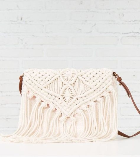 Best Accessories for Your Boho Wedding Dress - Macrame fringe clutch from My Springfield for the boho bride Τσάντες Louis Vuitton, Macrame Tas, Boho Wedding Accessories, Pola Macrame, Macrame Purse, Sac Diy, Macrame Patterns Tutorials, Crochet Purse, Macrame Bag