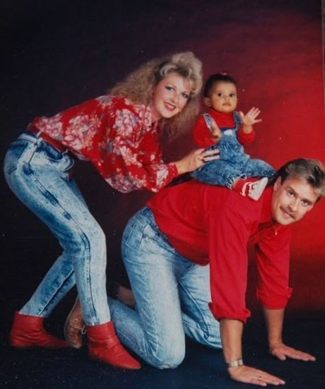 36 Hilarious Family Photoshoots That Are Awkward, Silly, or Just Plain Funny - Jcpenny Photos, Awkward Family Photos Christmas, Awkward Photoshoot, Funny Family Portraits, 80s Photoshoot, Awkward Family Pictures, Awkward Family Portraits, Awkward Family Christmas, Funny Photoshoot Ideas