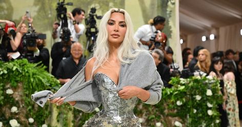 Kim Kardashian shocks fans with tiny waist at Met Gala. What do health experts say? Maison Margiela Dress, Parents Baby, Concert Series, The Kardashians, Holiday Inspiration, Kids Health, Book Of Life, Womens Health, The Red Carpet