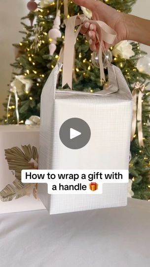 Christmas Garland Mantle, Creative Wrapping, Gift Wrapping Techniques, Wrapping Presents, Christmas Food Gifts, No Copyright Music, Gifts Wrapping Diy, Clever Gift, Christmas Hacks