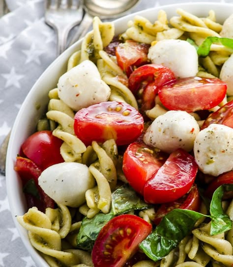 [Caprese Pasta Salad](http://mayihavethatrecipe.com/high-protein-caprese-pasta-salad/) from [May I Have That Recipe](http://mayihavethatrecipe.com/) Salad High Protein, No Heat Lunch, High Protein Lunch Ideas, Cold Lunch Ideas, Work Lunch Ideas, Easy School Lunches, Lunches For Work, Cold Lunch, Caprese Pasta Salad