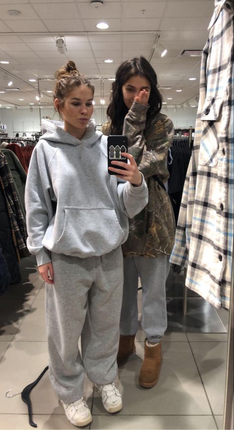 Gray Sweatpants Outfit, Grey Tracksuit, Girl Sweatpants, Sweatpants Outfit, Grey Sweatpants, Tshirt Outfits, Gray Tshirt, Shirt Outfit, Sweatpants