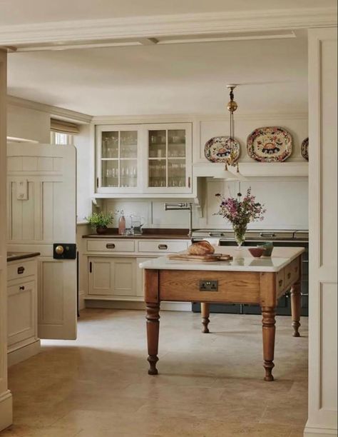 English Kitchens, Cottage Kitchens, Luxury Interiors, Cottage Kitchen, Large Kitchen, Kitchen Inspo, White Cabinets, Luxury Kitchen, Family House