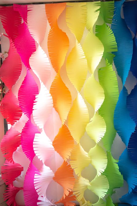 Low Budget Party Decorations, Crepe Paper Rainbow, Crepe Paper Decoration, Crape Paper Decoration, Crepe Paper Decorations Backdrop, Crepe Paper Backdrop Diy, Rainbow Backdrop Diy, Rainbow Photo Backdrop, Rainbow Fringe Backdrop