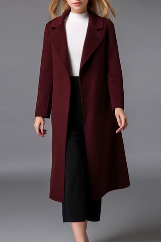 Maroon Coat Outfit Winter, Maroon Long Coat Outfit, Looks Kimono, Maroon Coat Outfit, Burgundy Coat Outfit, Black Dress White Collar, Curvy Winter Outfits, Burgundy Outfits, Maroon Coat