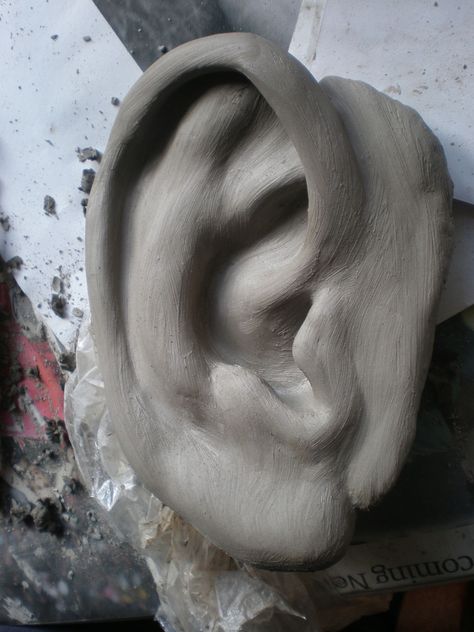 Ear Sculpture Clay, How To Sculpt Hair In Clay, Beginner Sculpting Projects, Ear Pottery, Sculpture Techniques Clay, Clay Eyes Sculpture, Clay Sculpting Ideas, Mouth Sculpture, Ear Sculpture