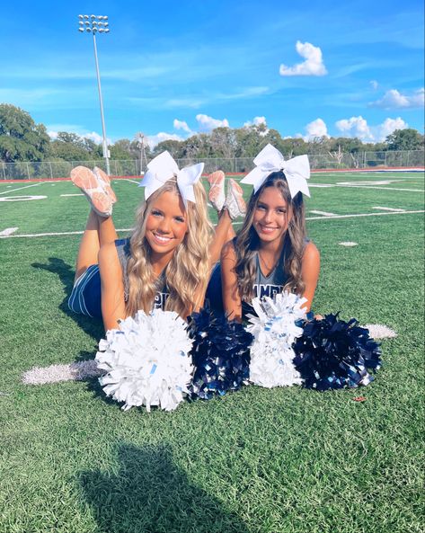 Cheer Photo Ideas, Dance Team Pictures, Dance Team Photos, Cheerleading Picture Poses, Cheerleading Poses, Cheer Photo, Cheer Hacks, Cheer Team Pictures, Sideline Cheer