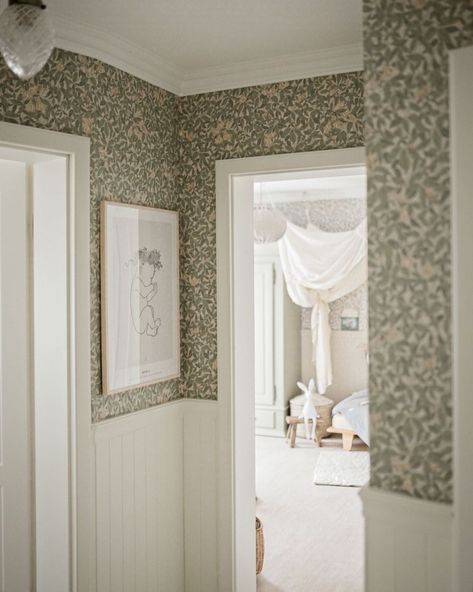 Sandberg Wallpaper on Instagram: “A hallway in full bloom 🌿 Have you seen our Linnea wallpaper? A design that will wrap your home in a beautiful greenery 📷 /…” Wallpaper Hallway, Wainscoting Bedroom, Hallway Wallpaper, White Wainscoting, Hallway Inspiration, Sandberg Wallpaper, Upstairs Hallway, In Full Bloom, Room Wallpaper