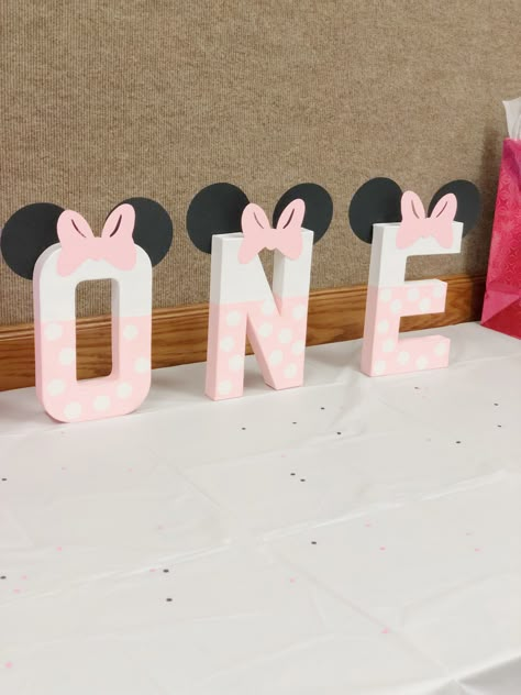 Minnie Mouse Photo Backdrop, Minnie Mouse Goodie Bags Diy, Minnie Mouse Birthday Activities, 1st Birthday Diy Decorations, Diy Minnie Mouse Decorations, Baby Minnie Mouse 1st Birthday, 1st Birthday Minnie Mouse, Minnie Mouse Birthday Theme, Minnie Mouse Party Decorations