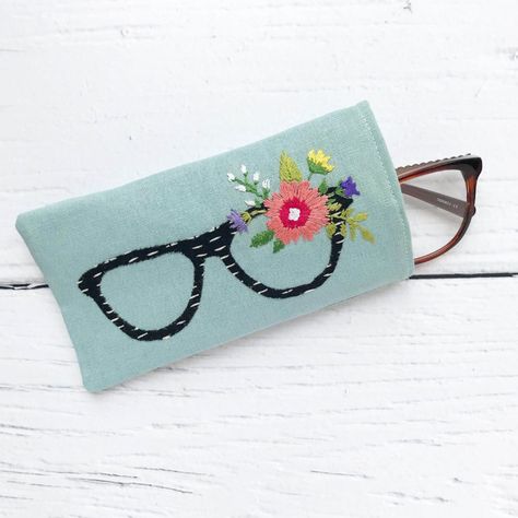 Hand Embroidered Gifts, Embroidery Cases, Pochette Portable, Embroidered Gifts, Pola Sulam, Embroidery Bags, Small Sewing Projects, 자수 디자인, Simple Embroidery