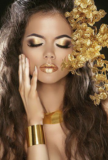 Los tonos dorados darán un aspecto exclusivo a tu maquillaje Editorial Make-up, Fantasy Make-up, Golden Makeup, Goddess Makeup, Make Up Gold, Goddess Aesthetic, Beauty Make-up, Gold Beauty, Gold Makeup