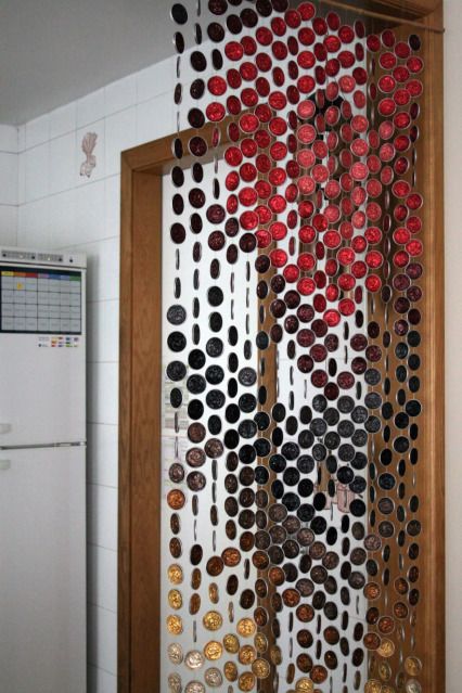 Curtain made of Nespresso coffee capsules... Great idea & since my machine should arrive tomorrow I need to assuage my "garbage-guilt" by planning a use for the used capsules. Recycle Coffee Pods, Coffee Pods Art, Coffee Pods Crafts, Nespresso Diy, Nespresso Coffee Capsules, Nespresso Crafts, Nespresso Pods, Nespresso Coffee, Repurposed Art