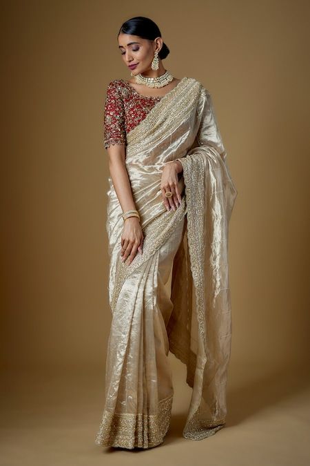 Tissue Saree For Wedding, Bridal Tissue Saree, Pearl Saree Design, Gold Saree With Red Blouse, Gold Tissue Saree With Contrast Blouse, Silk Saree Outfit Ideas, Gold Saree With Contrast Blouse, Tissue Saree Look, Gold Wedding Saree