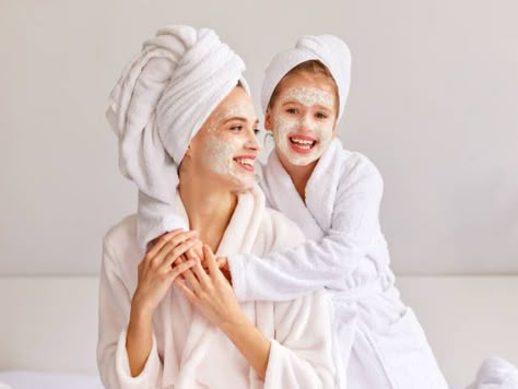 Mother Daughter Spa, Mothers Day Spa, Mask Photo, Pink Salon, Mum And Daughter, Mommy And Me Photo Shoot, Massage Therapy Business, Mother Photos, Mum Daughter