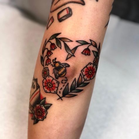 Happy Spring Equinox! 🌷🐝🌱 Seems like the right day to share this flower + bee elbow frame, thanks Alexia! #swellbow #elbowtattoo | Instagram American Traditional Sleeve Filler, American Traditional Filler Tattoo, Finger Doodles, American Traditional Knee Tattoo, Traditional Tattoo Elbow, Dumbest Tattoos, Auto Tattoo, Traditional Heart Tattoos, Tattooed Man