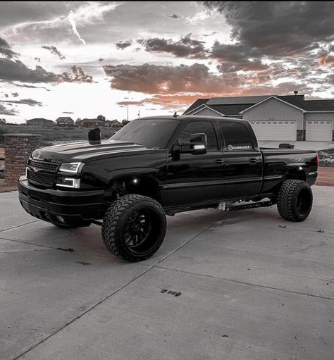 Lbz Duramax Chevy, Duramax Diesel Cat Eye, Lifted Chevy S10, Blacked Out Chevy Silverado, Chevy 2500 Duramax 4x4, L5p Duramax Trucks, Black Lifted Trucks, Dream Trucks Chevy, Chevy Duramax Diesel