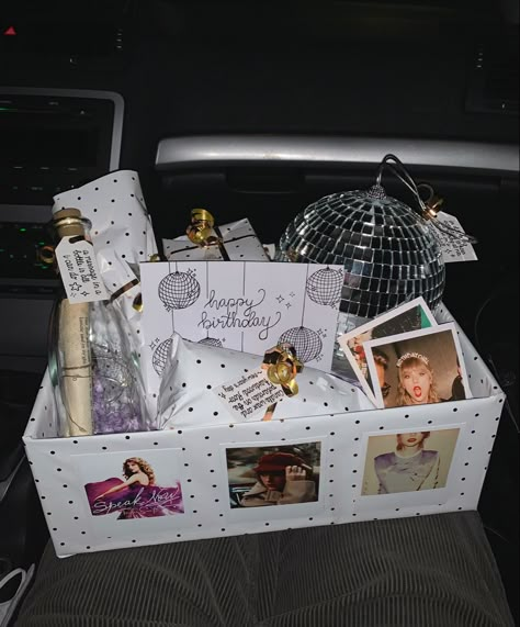 Cute Aesthetic Birthday Gifts, Taylor Swift Present Ideas 1989, Taylor Swift Birthday Basket Ideas, Gifts For Best Friends Taylor Swift, Taylor Swift Debut Gift Ideas, Taylor Swift Christmas Present Ideas, Taylor Swift Bday Presents, Taylor Swift 1989 Gift Ideas, Lover Taylor Swift Gift Ideas