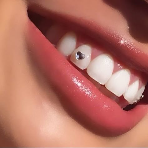 Bijoux Piercing Septum, Teeth Whiting At Home, Teeth Gems, Pretty Teeth, Dental Jewelry, Grillz Teeth, Diamond Teeth, Beautiful Teeth, Grills Teeth