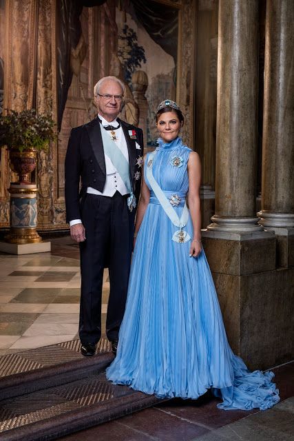 The Swedish royal court published a new photos of King Carl Gustaf, Crown Princess Victoria and Princess Estelle to celebrate the 200th anniversary of Bernadotte’s dynasty on the Swedish throne Kroonprinses Victoria, Victoria Of Sweden, Swedish Royalty, Ellie Saab, Princess Victoria Of Sweden, Style Royal, Estilo Real, Princess Estelle, Swedish Royals