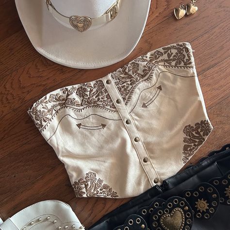 our best selling top, now in 3 colors 🖤 product: faux suede western embroidered strapless corset top in cream, brown and black . . . . western style, western corset top, trending style, western boutiques, country boutiques, country concert outfits, nashville outfits, cute western outfits, bachelorette party outfits Cowgirl Shirts Westerns, Western Festival Outfits, Acl Outfits Festivals, Western Birthday Outfit, Western Wear Ideas, Bandana Shirt, Look Western, Subtle Embroidery, Denim Dress Outfit