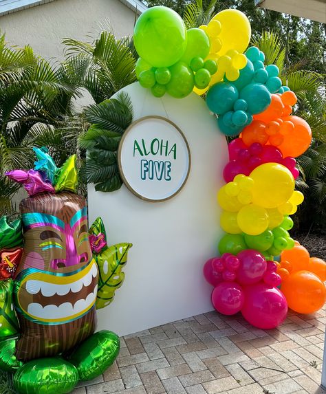 Hawaiian Balloon Backdrop, Aloha Balloon Arch, Hawaiian Party Balloons, Hawaii Balloon Arch, Hawaii Party Ideas Decor, Luau Party Balloons, Luau Balloon Backdrop Ideas, Hawaiian Balloon Arch, Luau Balloon Arch