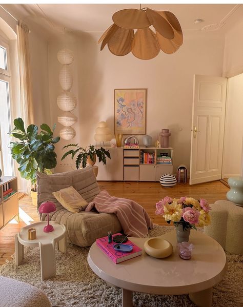 Standard Apartment Decor, Colorful Eclectic Minimalist Decor, Colourful Room Ideas Aesthetic, Pretty Living Room Aesthetic, Apartment Decoration Aesthetic, Interior Astethic, Electric Room Aesthetic, Studio Appartement Aesthetic, Different Living Room Aesthetics