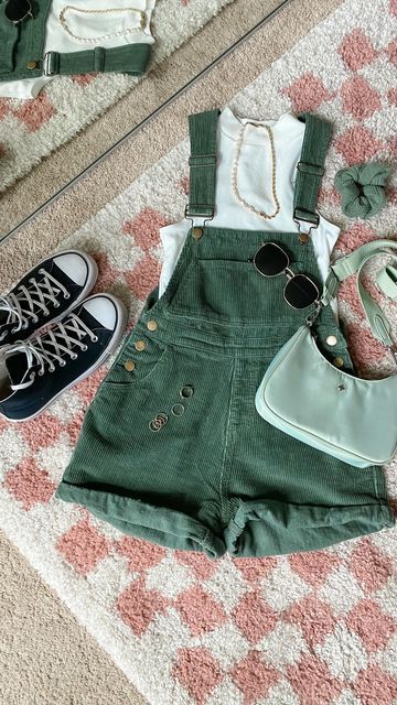 Cute Outfit Overalls, Cute Short Overalls, Things To Wear To The Fair, Cute Casual Shorts Outfits, Green Overall Shorts Outfit, Overalls Concert Outfit, Earthy Concert Outfit, Green Outfit Aesthetic Summer, Noah Kahan Concert Outfit Ideas Summer