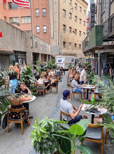 10 iconic streets and spots in NYC open for outdoor dining | 6sqft Urban Outdoor Seating, Nyc Outdoor Dining, Outdoor Dining Restaurant, Stone Street Nyc, Outdoor Eating Spaces, Cafe Street, Street Restaurant, Bar Street, City Winery