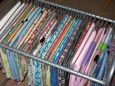 Fabric Storage Solutions, Craft Sewing Room, Sewing Craft Room, Dream Craft Room, Sewing Room Organization, Sewing Room Ideas, Organize Fabric, Creation Couture, Sewing Organization