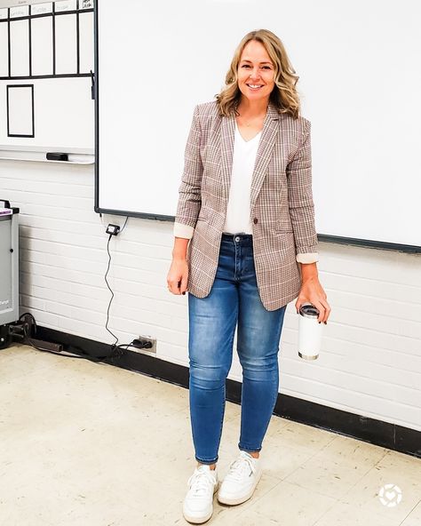 Casual everyday fall teacher outfit featuring a plaid blazer, white v neck tee, skinny jeans, and white Reebok Club C vintage sneakers #teacher #blazer #jeans #casual #whitetee #reebokclubc85vintage #reebokclubc85 #sneakers #fall http://liketk.it/2YgtK @liketoknow.it #liketkit Curvy Teacher Outfits, Teacher Work Outfit, Casual Teacher Outfits, Casual Teacher Outfit, Jeans And Sneakers Outfit, Plaid Blazer Outfit, Friday Outfit For Work, Mom Outfits Fall, Winter Teacher Outfits