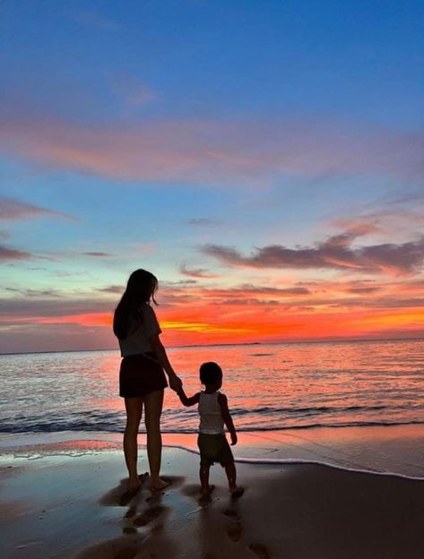 Family Travelling Aesthetic, Beach With Family Aesthetic, Traveling Mom Aesthetic, Au Pair Life Aesthetic, Family Aesthetic Beach, Son Aesthetic Mom, Vacation With Kids Aesthetic, Family Beach Vacation Aesthetic, Big Sister Asethic