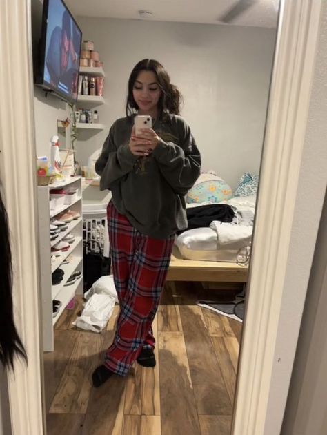 Lazy Latina Outfit, Comfy Outfits For When Your On Your Period, Pjs Outfits Aesthetic, Pajamas Aesthetic Girl, Lazy School Fits, Comfy Outfits Lazy Sweatpants, Lazy Outfits Aesthetic, Pjs Outfits For School, Lazy Day Fits