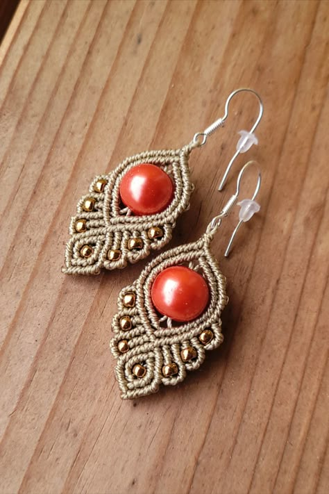 Micro-macrame earrings with big coral pearl and bronze seed beads, khaki color Diy Macrame Earrings, Micro Macrame Tutorial, Macrame Owl, Macrame Jewellery, Beaded Jewelry Bracelets, Crochet Earrings Pattern, Wrist Jewelry, Fabric Earrings, Fiber Jewelry