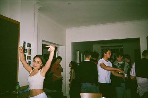 Teenager Party, Laura Bailey, Ashley Johnson, Film Pictures, Disposable Camera, Film Photos, Trik Fotografi, Friend Goals, Teenage Years