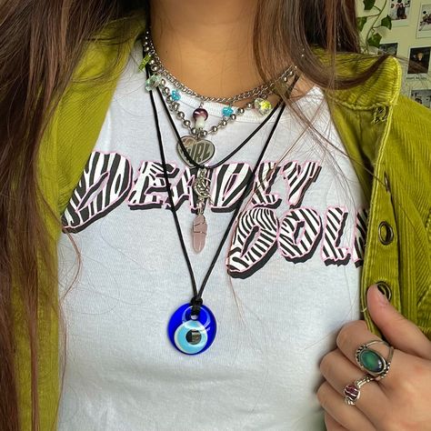 Evil Eye Necklace Outfit, Necklace Evil Eye, Crystal Necklace Layering, Evil Eye Outfit, Evil Eye Necklace Aesthetic, Necklaces Grunge, Crystal Necklace Aesthetic, Crystal Necklace Outfit, Mint Fashion