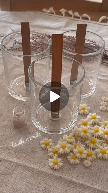 Candle With Flowers Diy, Gemstone Candles Diy, How To Decorate Candles With Flowers, Clear Gel Candles Diy, Candle Jar Design Ideas, At Home Candle Making, Soya Candle Making, Candle Jars Christmas, Candle In Jar Ideas