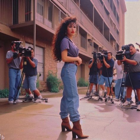 80s Latina Aesthetic, Iconic Selena Quintanilla Outfits, 60s Latina Fashion, Selena Quintanilla Museum, Selena Quintanilla Outfits Inspired, Selena Quintanilla Hair, Selena Quintanilla Body, 90s Latina Fashion, 90s Chola