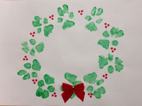 Golden Retriever Paw Print Christmas art! Maizey's Christmas wreath Hand And Paw Print Art, Christmas Dog Paw Print, Diy Dog Paw Print Paint, Dog Christmas Art Diy, Dog Print Christmas Crafts, Diy Paw Print Art, Christmas Paw Print Crafts, Christmas Dog Paw Painting, Paw Print Christmas Craft