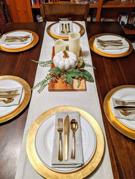 Thanksgiving Table Settings Gold Charger, Plastic Table Setting Ideas, Thanksgiving Decorations Table Setting Elegant, Thanksgiving Table Settings Plastic Plates, Thanksgiving Charger Plates, Plastic Plates Table Settings, Thanksgiving Table Settings Gold, Thanksgiving Table Settings Minimalist, Gold Charger Plates Table Setting