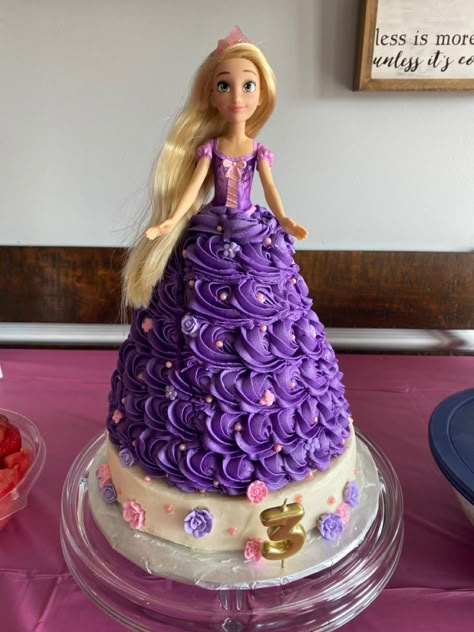 Rapunzel Barbie Cake, Rapunzel Birthday Cakes, Rapunzel Doll Cake, Rapunzel Cake Ideas Simple, Princess Doll Cakes, Doll Cake Diy, Tangled Birthday Cake, Princess Dress Cake, Birthday Party Friends