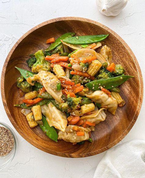 👩🏻‍🍳 Vandy Ra on Instagram: “Dumpling Stir Fry 🥟 Why limit stir fries to beef, chicken, or tofu? I am a huge fan of the @traderjoes chicken gyoza potstickers and…” Chicken Gyoza, Frozen Dumplings, Trader Joes Recipes, Stir Fry Sauce, Veggie Stir Fry, Fresh Broccoli, Dinner Inspiration, How To Eat Better, Stir Fries