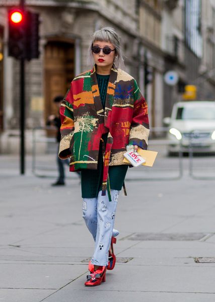 Street Style from London Fashion Week Fall 2016 | StyleCaster Artsy Fashion Style, Look Kimono, Eclectic Fashion Style, Artsy Fashion, Tokyo Street Fashion, Street Style 2016, Walking Down The Street, Artsy Style, Outfit Vintage