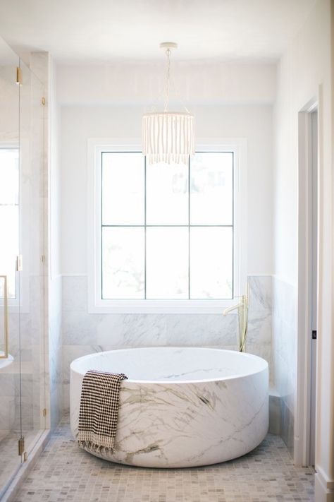 A round marble bathtub in a sparkling white and marble bathroom. Bright, glamorous, simple bathroom design. Bathroom Natural Wood, Cher House, Round Bathtub, Bathroom Natural, Minimalism Living, Bathroom Chandelier, Contemporary Bathtubs, Bathtub Design, Bad Inspiration