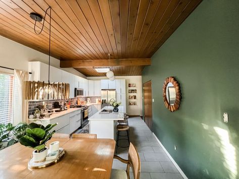 Midcentury Modern Wood Ceiling, Wooden Wall Dining Room, Rooms With Wooden Ceilings, Wood Ceiling Wall Color Ideas, Jade Accent Wall, Living Room With Wooden Ceiling, Green Accent Ceiling, Wood Celling Design Interiors, Kitchen With Wooden Ceiling