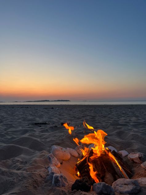 Bonfire Smores, Beach Campfire, Outdoor Design Ideas, Long Beach Washington, Cape Disappointment, Dark Beach, Beach Fire, Fall Beach, Beach Bonfire