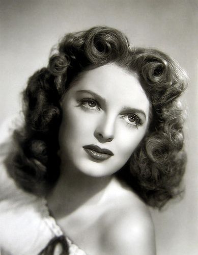 Bride's Hairstyle, 1940's Hair, 40s Mode, 1940s Hair, Vintage Hair Styles, 40s Hairstyles, 1940s Woman, Julie London, Vintage Hairstyle