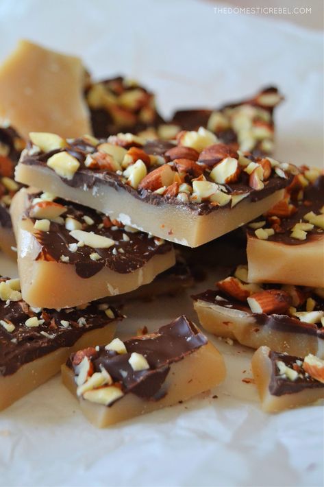 This Easy Almond Roca is sweet, salty, crunchy, buttery and SO delicious. You're going to love this easy candy recipe! Almond Roca Recipe, Roca Recipe, How To Make Toffee, Almond Roca, Easy Candy Recipes, Easy Candy, Gourmet Candy, Candy Recipe, Believe Christmas