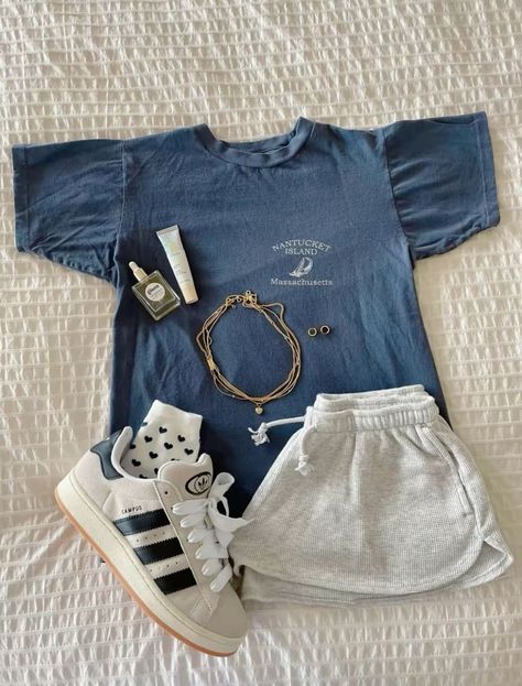 Cute Sweat Shorts Outfit, Comfy Outfit Ideas Summer, Collage Clothes Outfit, Cute Outfits Brandy Melville, Brandy Shorts Outfits, Gray Sweatshorts Outfit, Gray Sweat Shorts Outfit, Adidas Campus Fits, How To Style Sweat Shorts