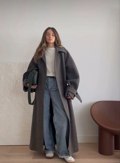 Classy Outfits University, Long Coat Outfit Aesthetic, Scandinavian Fashion Winter 2024, Gray Long Coat Outfit, Long Gray Coat Outfit, Simple Looks Outfit, Classy Autumn Outfits, Grey Monochromatic Outfit, Gray Coat Outfit