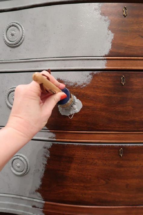 Lo que necesitas saber sobre los muebles pintados a la tiza | Hogarmania Staining Furniture, Paint Tutorials, Chalk Paint Projects, Furniture Rehab, Chalk Painting, Distressed Furniture, Furniture Refinishing, Paint Projects, Chalk Paint Furniture